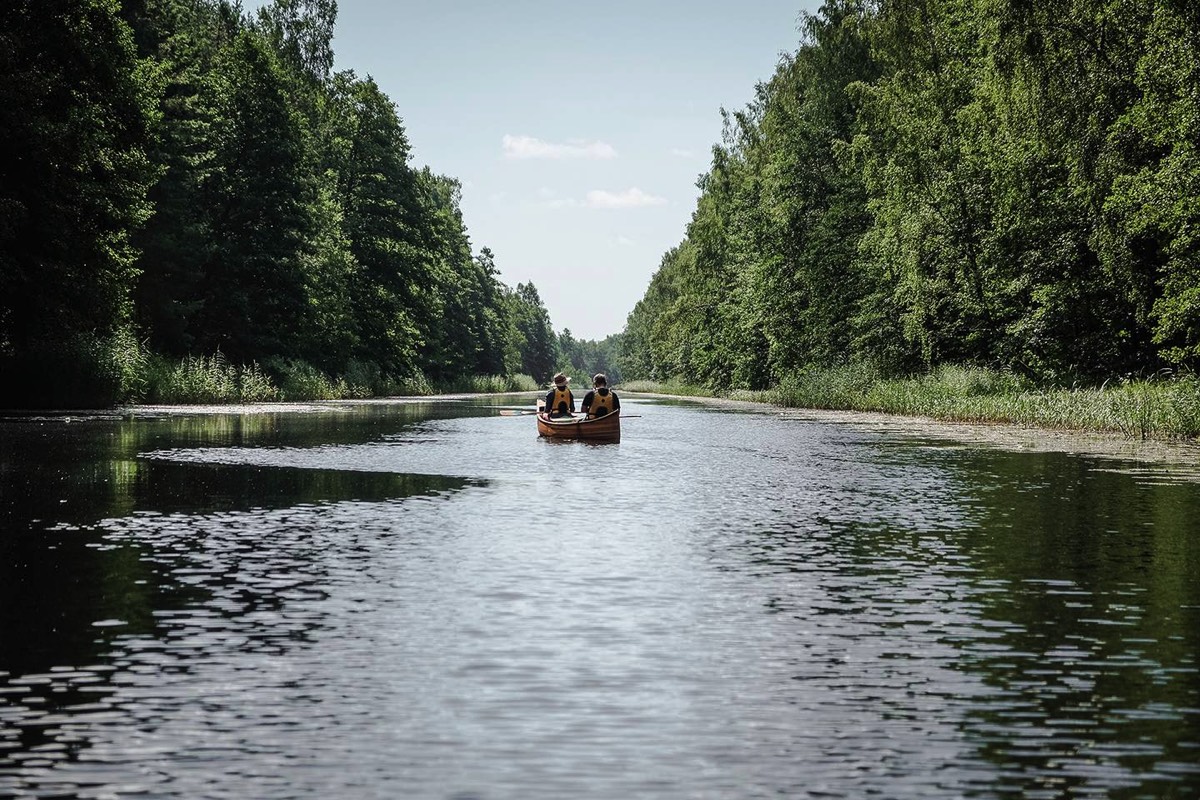 Solo canoe in the middle of King Wilhelms canal 